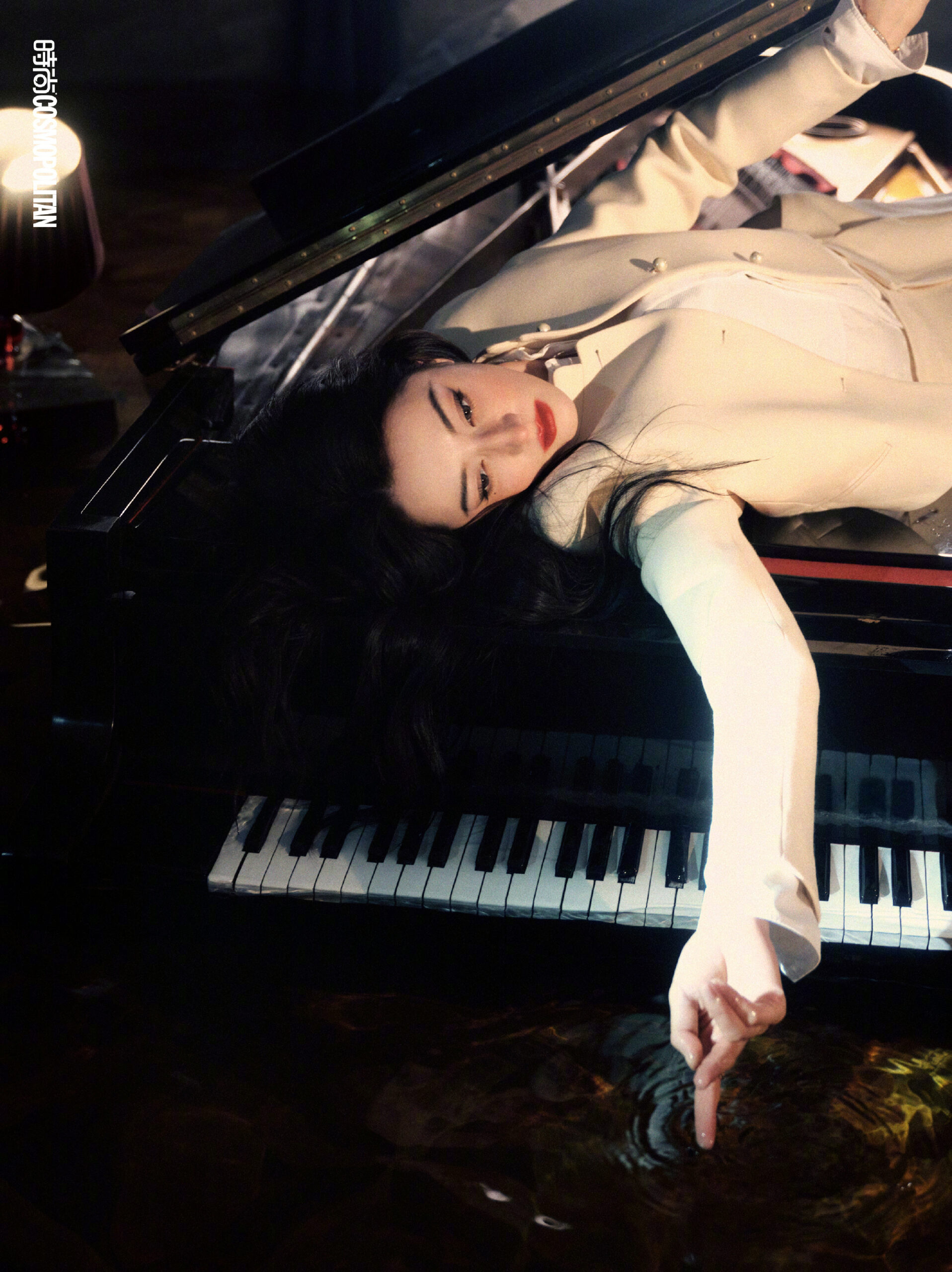 迪丽热巴水上钢琴写真优雅迷人-幽兰花香