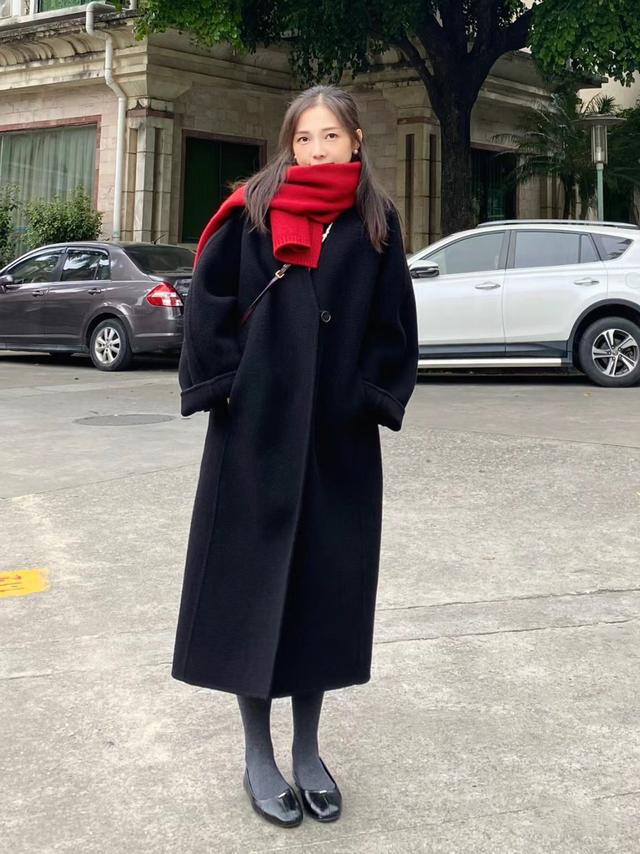 2024火了一种新年穿搭：“黑大衣裹红围巾”，温暖又时髦，好喜庆-幽兰花香